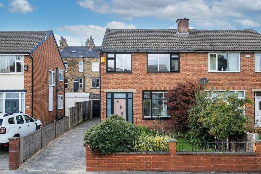 Property on Arncliffe Garth, LS28 6BJ