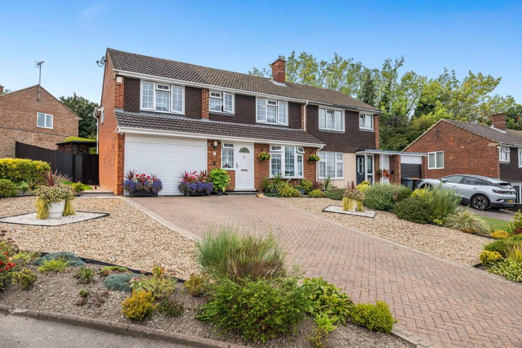 Property on Canesworde Road, LU6 3PZ